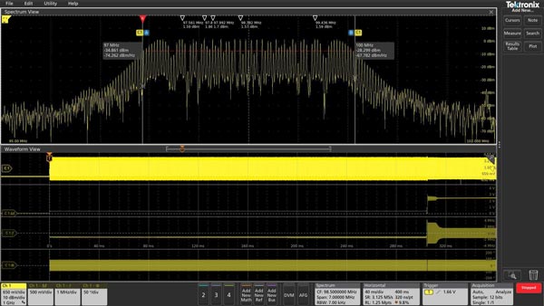 l est très facile d’examiner le comportement de l’horloge à spectre étalé en observant l’évolution de la magnitude et de la fréquence en fonction du temps. La courbe de magnitude en fonction du temps révèle que le signal s’active à un très faible niveau lors du déclenchement et la courbe de fréquence en fonction du temps dévoile que le signal se maintient à une seule fréquence pendant environ les 300 premières millisecondes. À ce moment, nous constatons que l'amplitude du signal augmente de manière significative et la fréquence commence à changer.