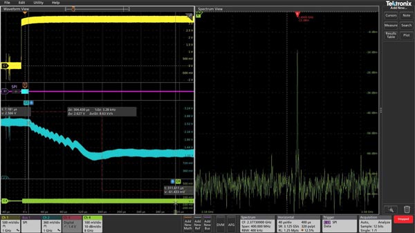 Nous avons déclenché l’acquisition sur le signal de commande du bus SPI qui indique à l'oscillateur (VCO) que safréquence doit se caler 2,4 GHz. Grâce à l’indicateur de Temps Spectral, nous pouvons parcourir l’ensemble de l'acquisition et vérifier que la sortie RF s'est stabilisée à 2,4 GHz. Ensuite, mesure avec des curseurs de l'intervalle de temps entre l'événement déclencheur et la position de l’indicateur de Temps Spectral révèle qu'il a fallu 304 μs pour que le signal de sortie atteigne la fréquence souhaitée.