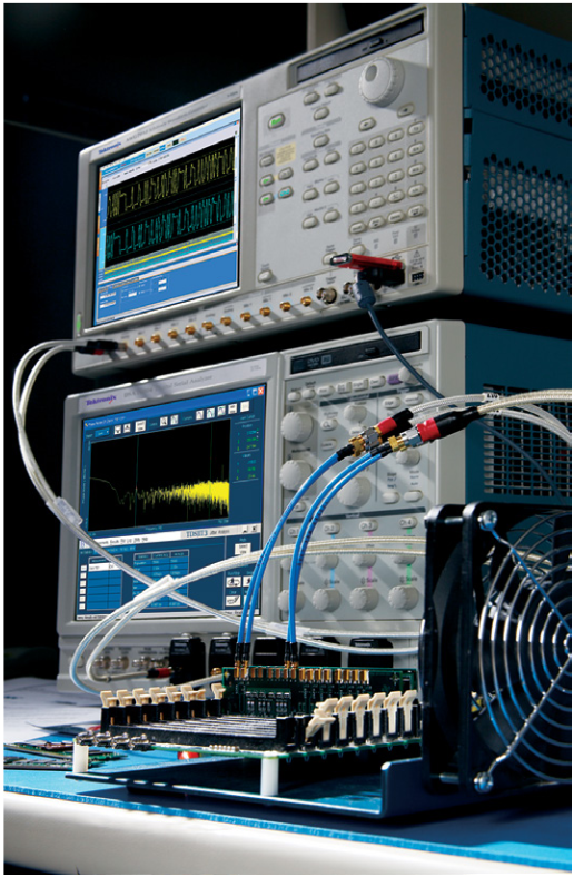 Most measurements require a solution made up of a signal generator paired with an acquisition instrument. Triggering connectivity simplifies capturing of the DUT output signal.